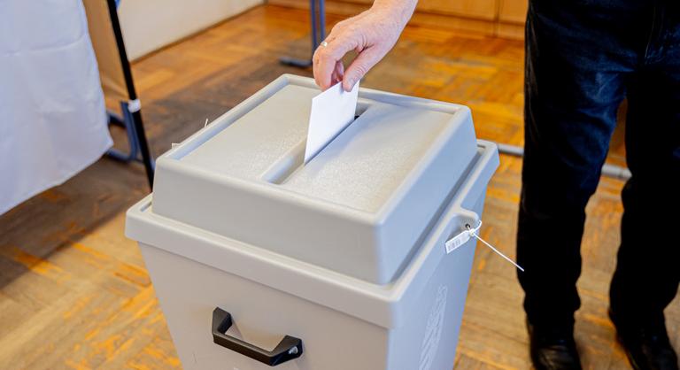 Pénzt találtak az urnában, harmadjára is meg kell ismételni a tiszaburai választást