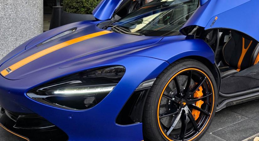 Gyönyörű, kék-sárga szupersportautó parkolt Budapesten, magyar rendszámmal