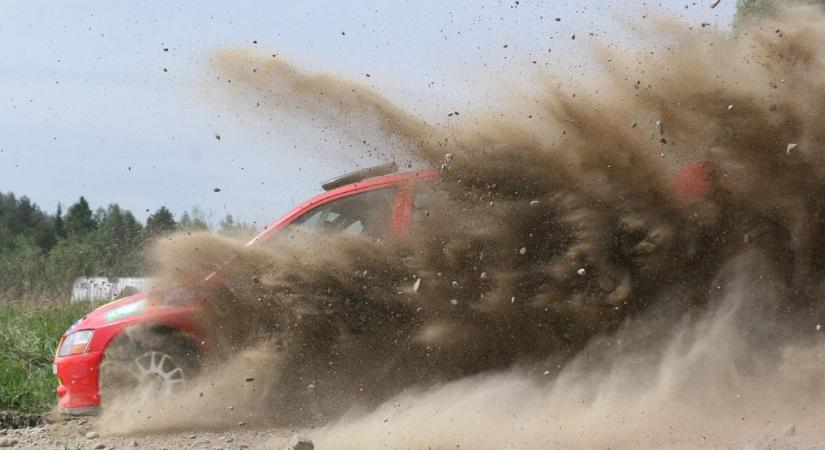 Lecsapott a NAV: ismert raliversenyzőket gyanúsítanak milliárdos adócsalással