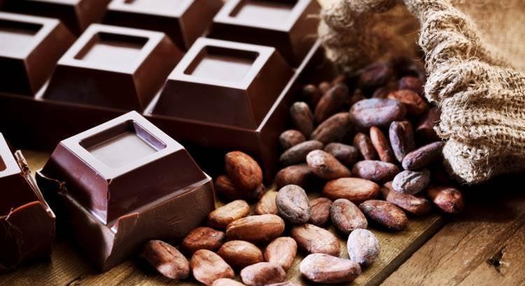 Veszély leselkedik a magyarokra: műanyagot találtak a népszerű csokiban, ezért visszahívják