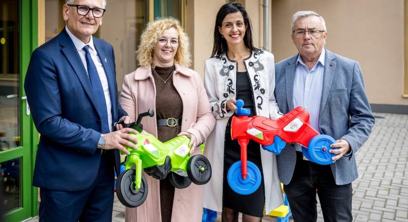 Nagy osztogatásba kezdett a Fidesz: elnyűhetetlen műanyag kismotorokat kapnak a bölcsődések