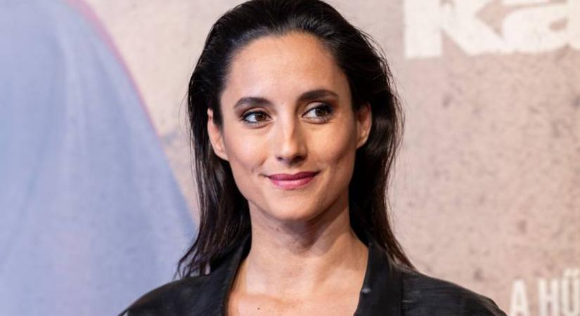 Trokán Nóra combvillantós szettben bomba volt a vörös szőnyegen: egy szál blézerben ment