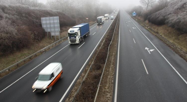 Vakmerő manőver Győr felé az M1-es autópályán