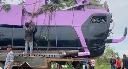 Tragikus buszbaleset Kambodzsában: a folyóba zuhant a jármű