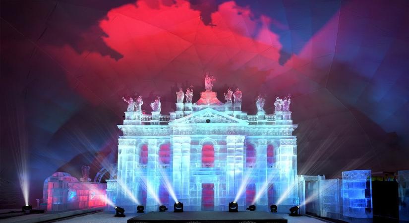 Jégből faragott tisztelgés a Tátrában – Két pápa története a tarajkai jégtemplom falai között