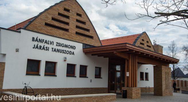 Munkatársakat keres a hevesi uszoda