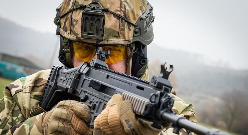 Nem akárhol tűnt fel Sulyok Tamás – képek