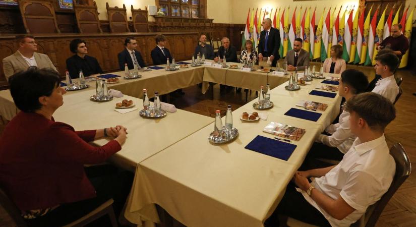 Újabb 10 fiatal vállalta, hogy Kaposváron dolgozik, miután elvégezte tanulmányait