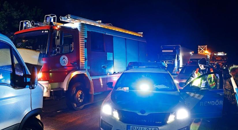 Tömegkarambol történt az M7-es autópályán, mentők a helyszínen