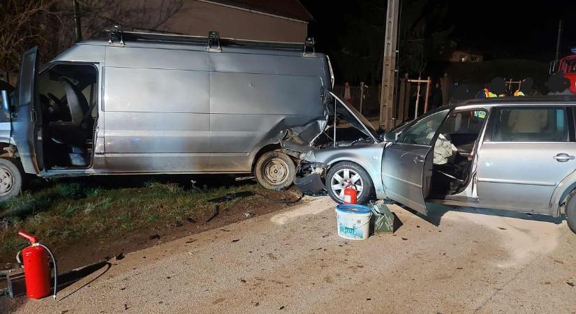 Parkoló kisteherautóba hajtott egy autó Rábakecölben, több tűzoltó is a helyszínre sietett