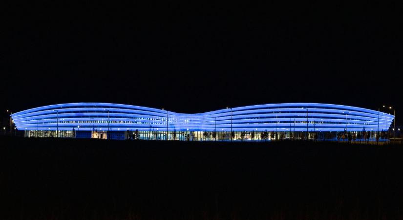 Világoskék fényekben ragyogott a MET Aréna és a Városháza