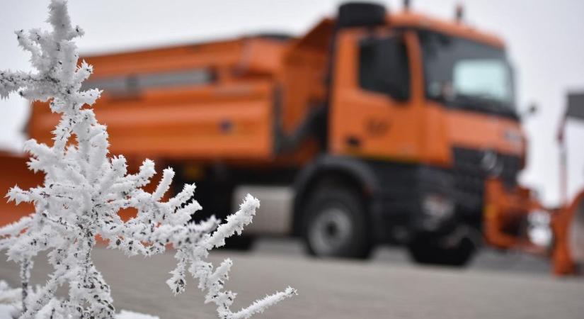 Beköszönt a tél, nyakunkon a havazás - Fontos infók a következő napokra a közlekedőknek