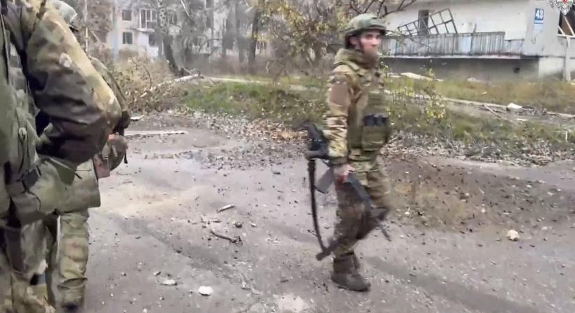 Közel a vég: már orosz katonák sétálnak Pokrovszk romaji közt