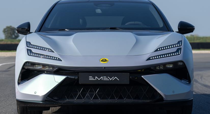 Saját világcsúcsát döntötte meg a 900 lóerős villanyautó