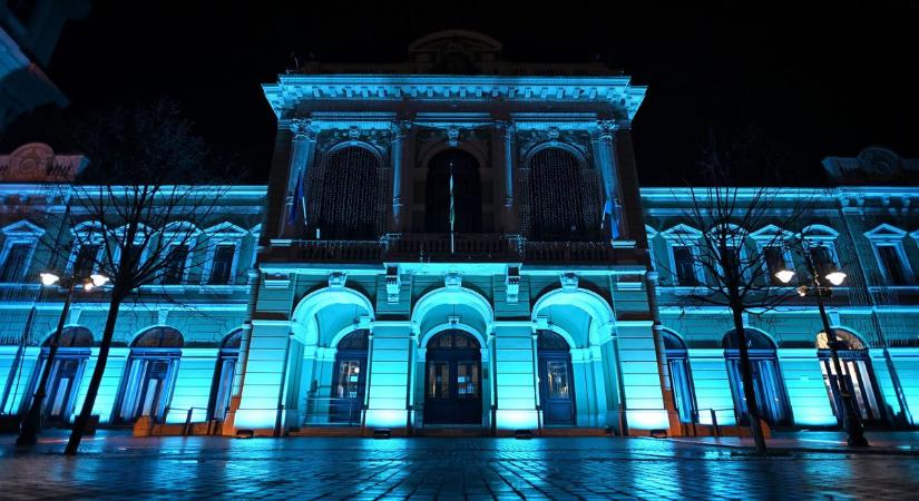 Kék fényben az egri városháza a gyermekjogokért