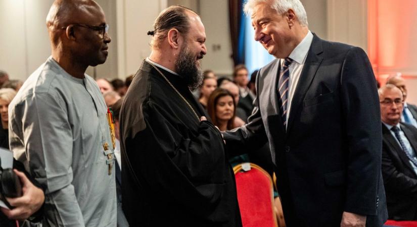 Támogatás az üldözött keresztényeknek – „Együtt teremtettük meg az igazságkeresés terét a Red Wednesday konferencián”