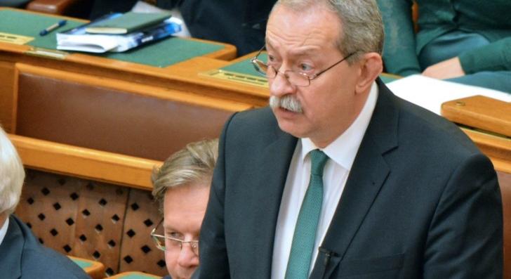 Szászfalvi László leleplezi a szélsőséget: Báránybőrbe bújt farkas papol szeretetországról