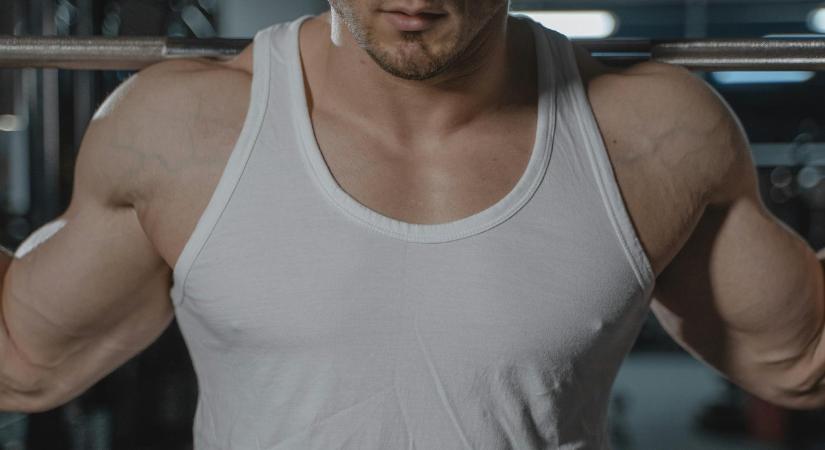 Nem mindennapi mutatvány: puszta kézzel emelte vissza az árokba csúszott terepjárót az útra