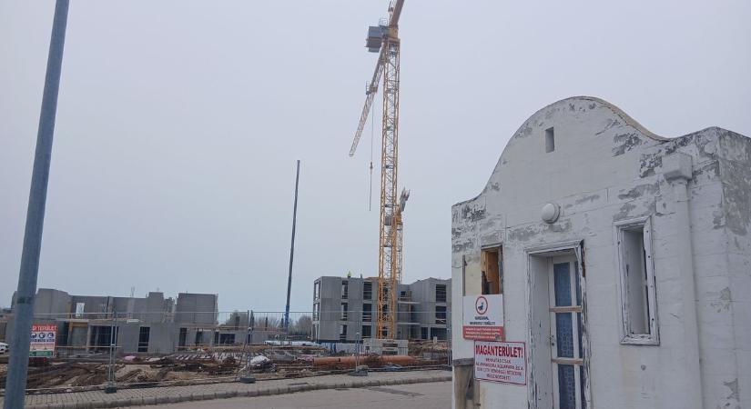 Megmozdult a görög falu: Balatonfüreden még a mínuszok sem állítják meg a darukat