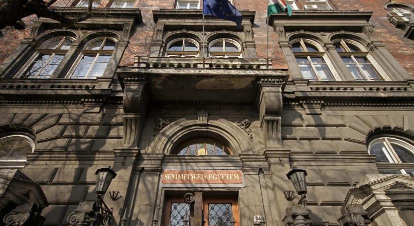 Csalás gyanúja miatt nyomoznak Semmelweis Egyetemen, két vezetőnek mennie kellett