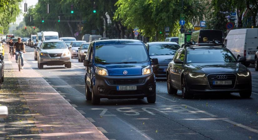 Új közlekedési tábla jelent meg az utakon, a buszsávot is használhatod, ha tudod, mit jelent