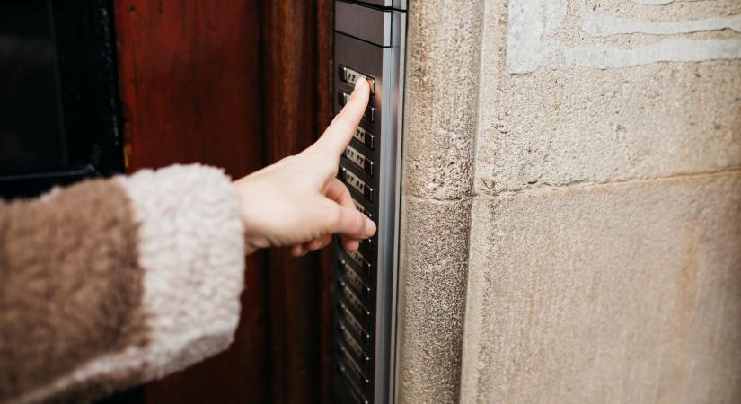 Házhoz jönnek: személyi igazolványra és bankkártyára lesz szükség!