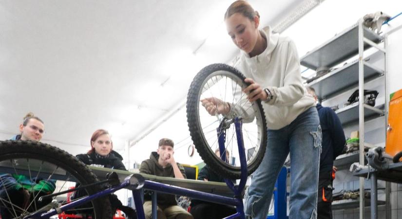 Új kerékpár volt a főnyeremény - közlekedésbiztonsági versenyt rendeztek a Savaria iskolában