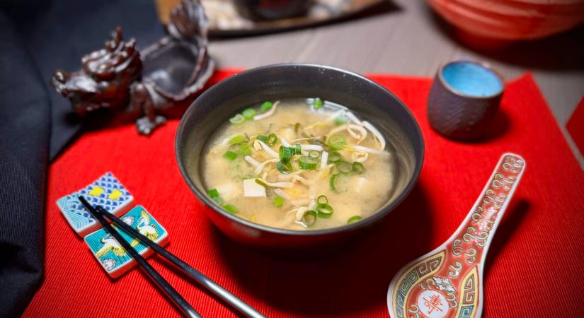 Vegán misoleves: umamis ízek mindössze pár összetevőből