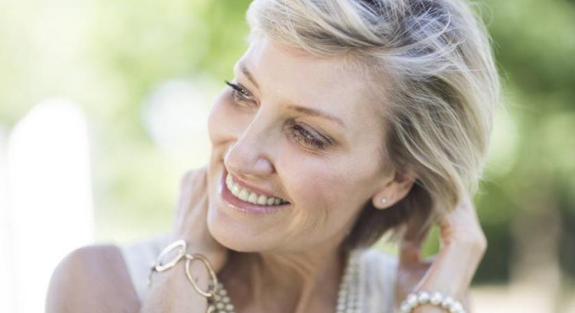 Egyetlen kiegészítő, ami minden 50 feletti nőnek kötelező - Kifinomulttá, elegánssá teszi a szettekek a stylist szerint