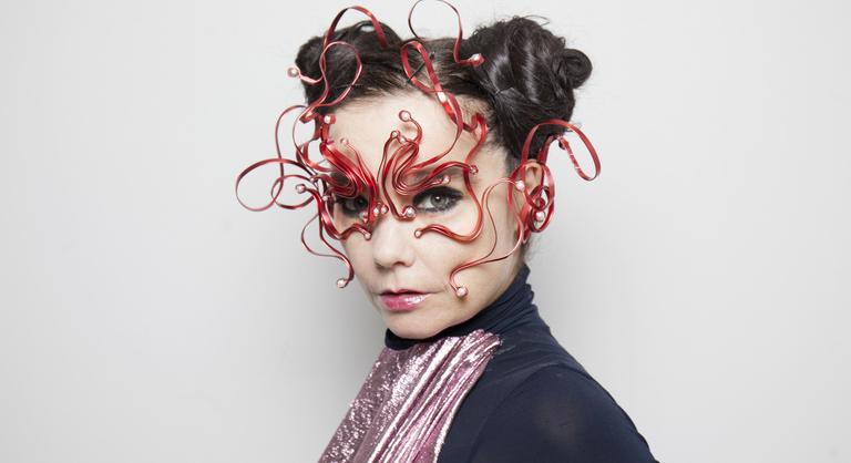 Csomagot kapott a sztár, de nem sejtette, hogy robbanószerkezet lapul benne