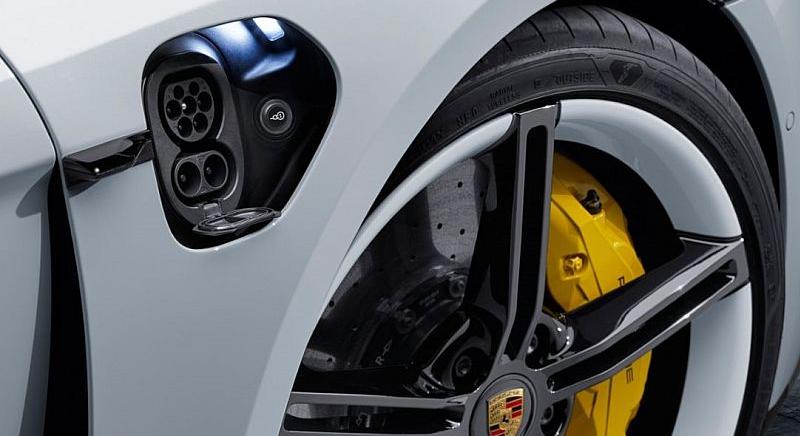 Porsche: nem kell mindenáron villanyautóra váltani