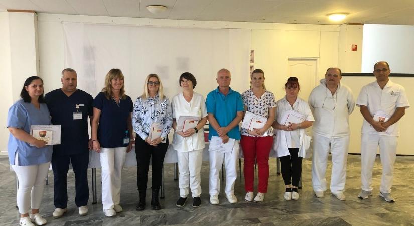 40 év hűség egy kórház falai között: könnyes szemmel ünnepeltek a Szent Borbálában