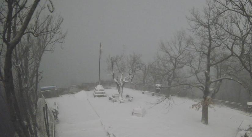 Hó borította be Dobogókőt, de van, ahova csak eső jut