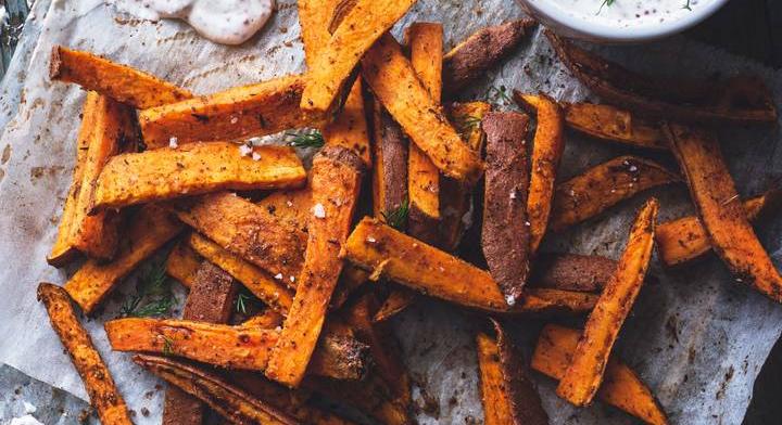 Sült édesburgonya-hasábok egyszerűen: fűszeres és ellenállhatatlan