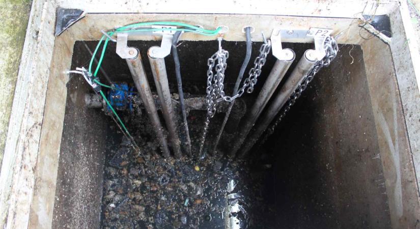 Sokmillió forintos kiadást okoznak a vízműveknek a vécén lehúzott nedves törlőkendők – intelligens szivattyú lehet a megoldás a „zsírszörnyek” elleni harcban