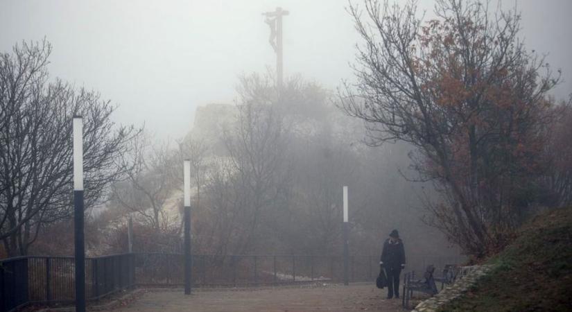 Tartósan borús, hűvös nap várható ma Pécsen