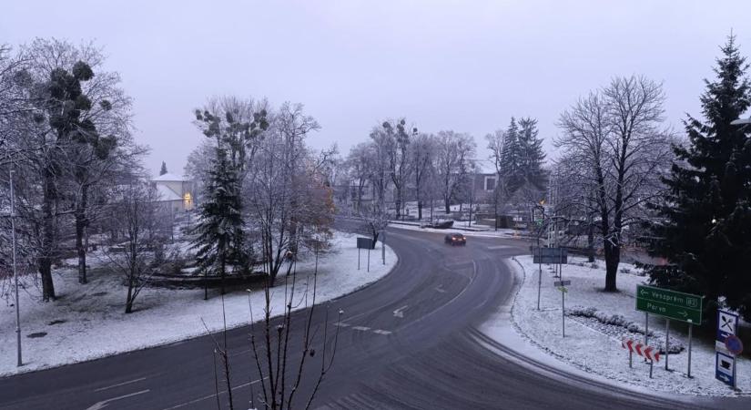 Elkezdődött! Esik a hó, az első hó a Bakonyban, nagyon vigyázzanak a 82-esen! (képgaléria)