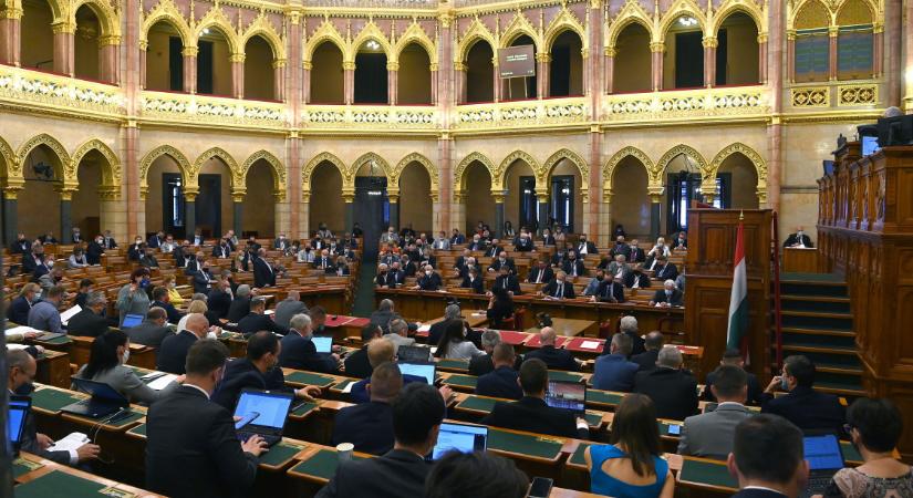 Publicus: Vezet a Tisza, hárompárti parlament a DK-val