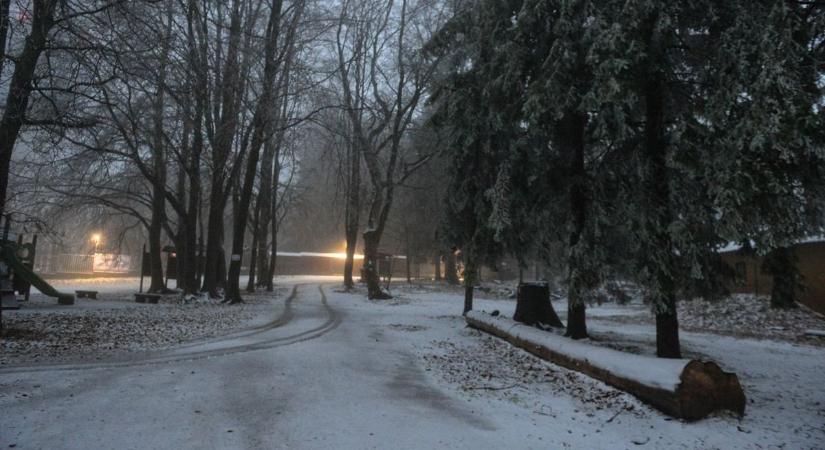 Már havazik! Hóval takarózik a Mátra  fotók, videó