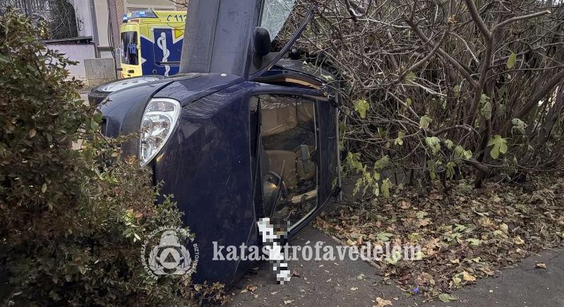 Oldalára borult egy autó Hajdúböszörményben