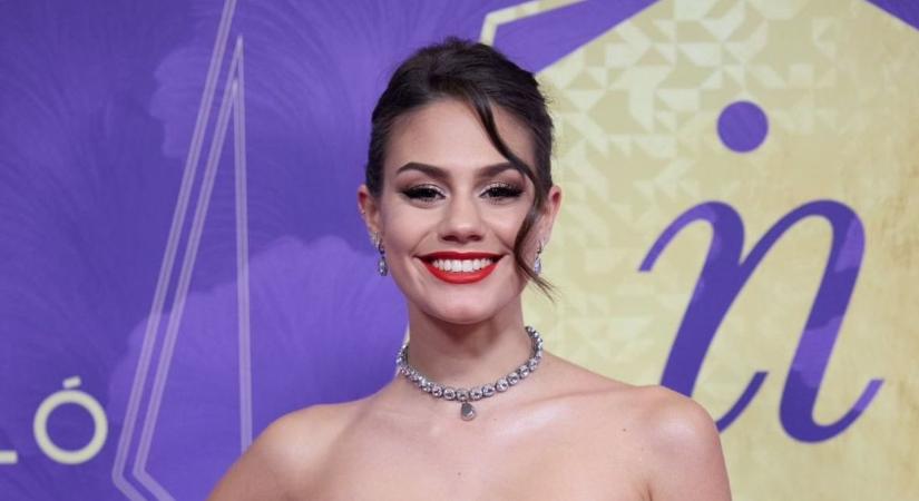 Tündökölt a lila szőnyegen a zalai szépségkirálynő – minden szempár rá szegeződött