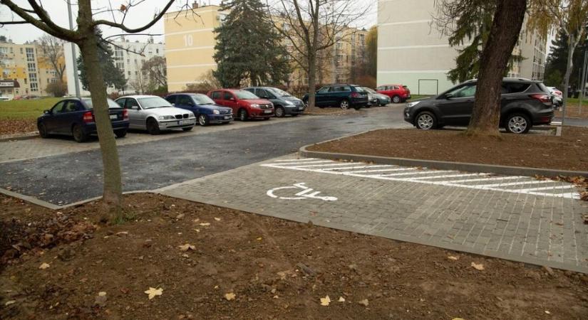 Elkészültek az új parkolóhelyek az Attila és a Maort utcákban