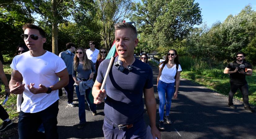 Bámészkodók Magyar Péter standjánál