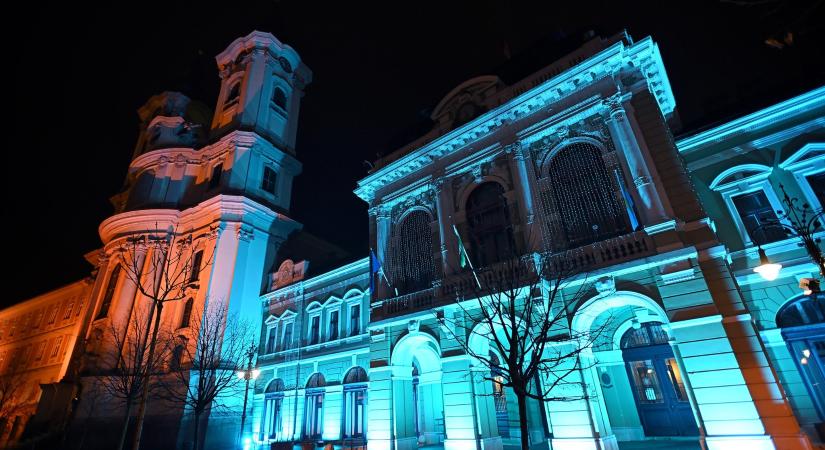 Kékbe borult az egri városháza a Gyermekek Jogainak Világnapján