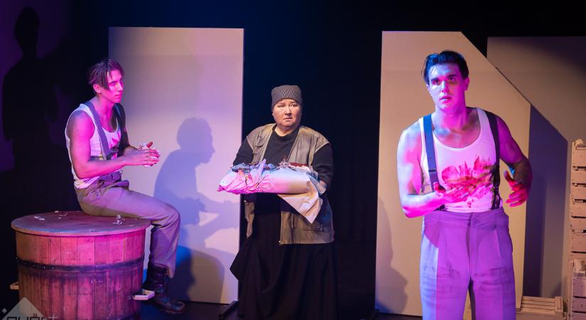 Padlásszínház: Ember az embertelenségben