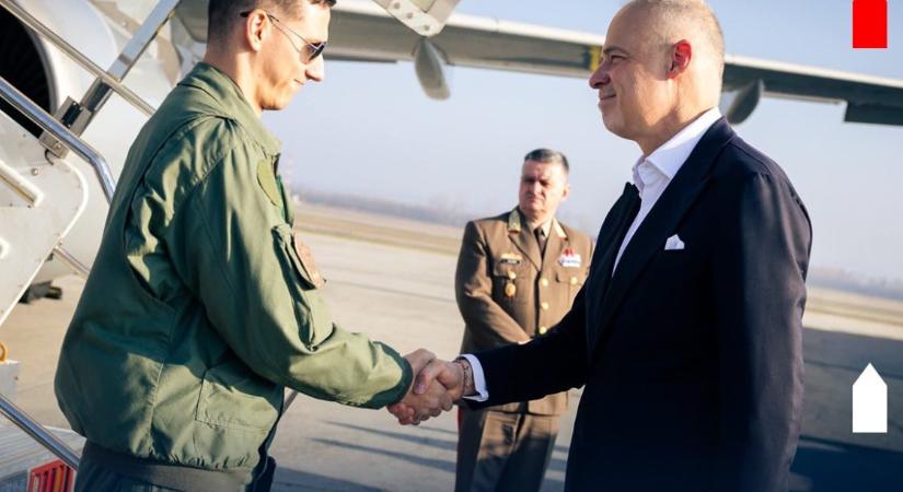 Egymilliós bőrönddel utazott egy fapados járaton a honvédelmi miniszter