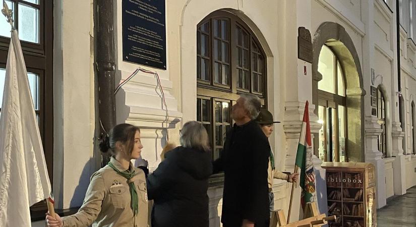 Emléktábla Márkus László tiszteletére, egy város hálája a közösségét szolgáló személyiség iránt