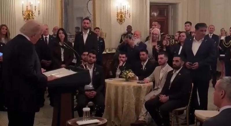 Trump a Fehér Házban fogadta a Hamasz fogságából kiszabadult izraeli túszokat