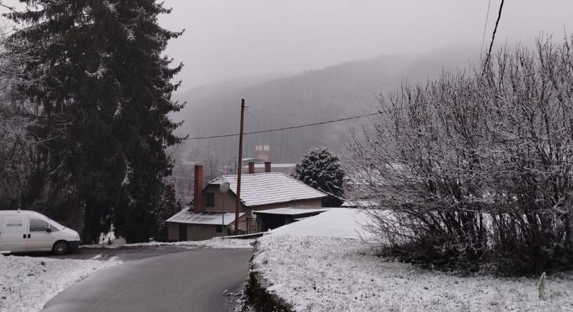 Megérkezett az első hó a Bakonyba: fehér lepel borítja a tájat