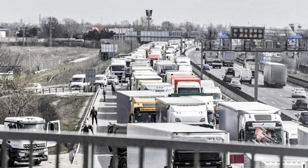 A rendőrség válaszolt: „minden bejelentés után intézkedünk az M1-es autópályán”